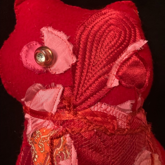 Valentine's Day cat pillow. Hand stitched with vintage fabrics and button. - Picture 2 of 3